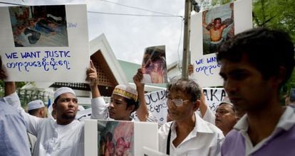 Miembros de la etnia rohingya protestan ante un edificio de la ONU contra la violencia en el Estado de Rajine, oeste de Myanmar (antigua Birmania).