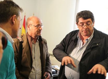 El actual alcalde de Polop, Juan Cano (a la derecha), con periodistas tras la rueda de prensa que dio la semana pasada relacionada con el crimen.