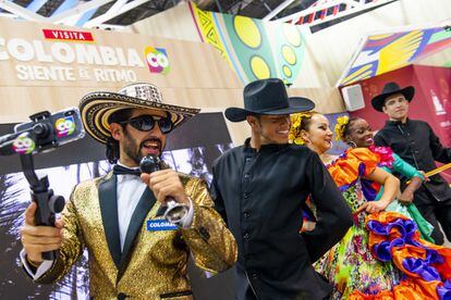 Una orquesta colombiana ameniza a los visitantes con una mezcla de ritmos latinos para promocionar los atractivos del país latinoamericano. A lo largo del fin de semana, la música y el baile también serán los protagonistas en el espacio colombiano.