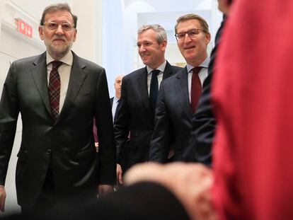 El presidente del PP, Alberto Núñez Feijóo (a la derecha), junto al presidente de la Xunta, Alfonso Rueda (en el centro), y el expresidente del Gobierno, Mariano Rajoy, este viernes en Madrid.