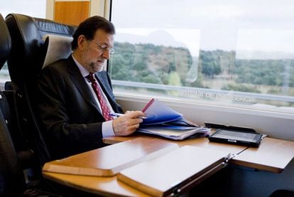 Mariano Rajoy, ayer, durante su viaje en AVE a Córdoba, en donde planteó en un acto el Plan de Empleo Juvenil del PP.