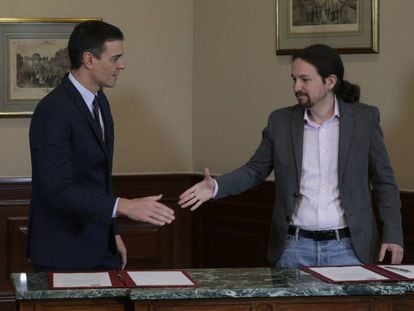 Pedro Sánchez y Pablo Iglesias, tras la firma del acuerdo en noviembre.