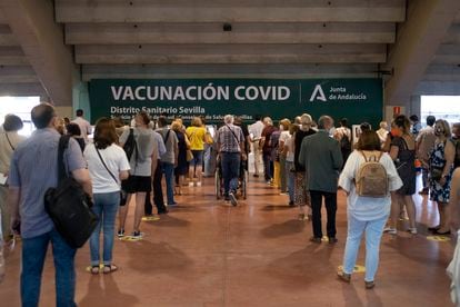 Colas para sacar número en el centro de vacunación instalado en el Estadio Olímpico de Sevilla este lunes.