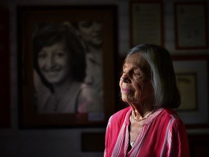 Sonia Torres en el living de su casa, junto al retrato de su hija Silvina, detenida cuando tenía 20 años.