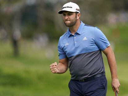 Rahm celebra un birdie en el 13.