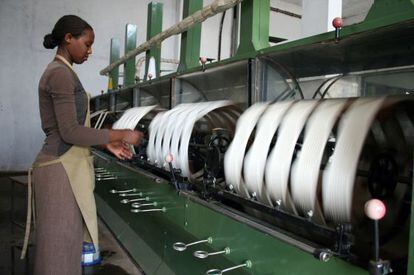 Una mujer trabaja en una fábrica textil situada en Kigali, capital de Ruanda