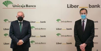 Manuel Azuaga (izquierda), presidente de Unicaja, y Manuel Menéndez, consejero delegado de Liberbank, durante la presentación del proyecto de fusión en diciembre de 2020.