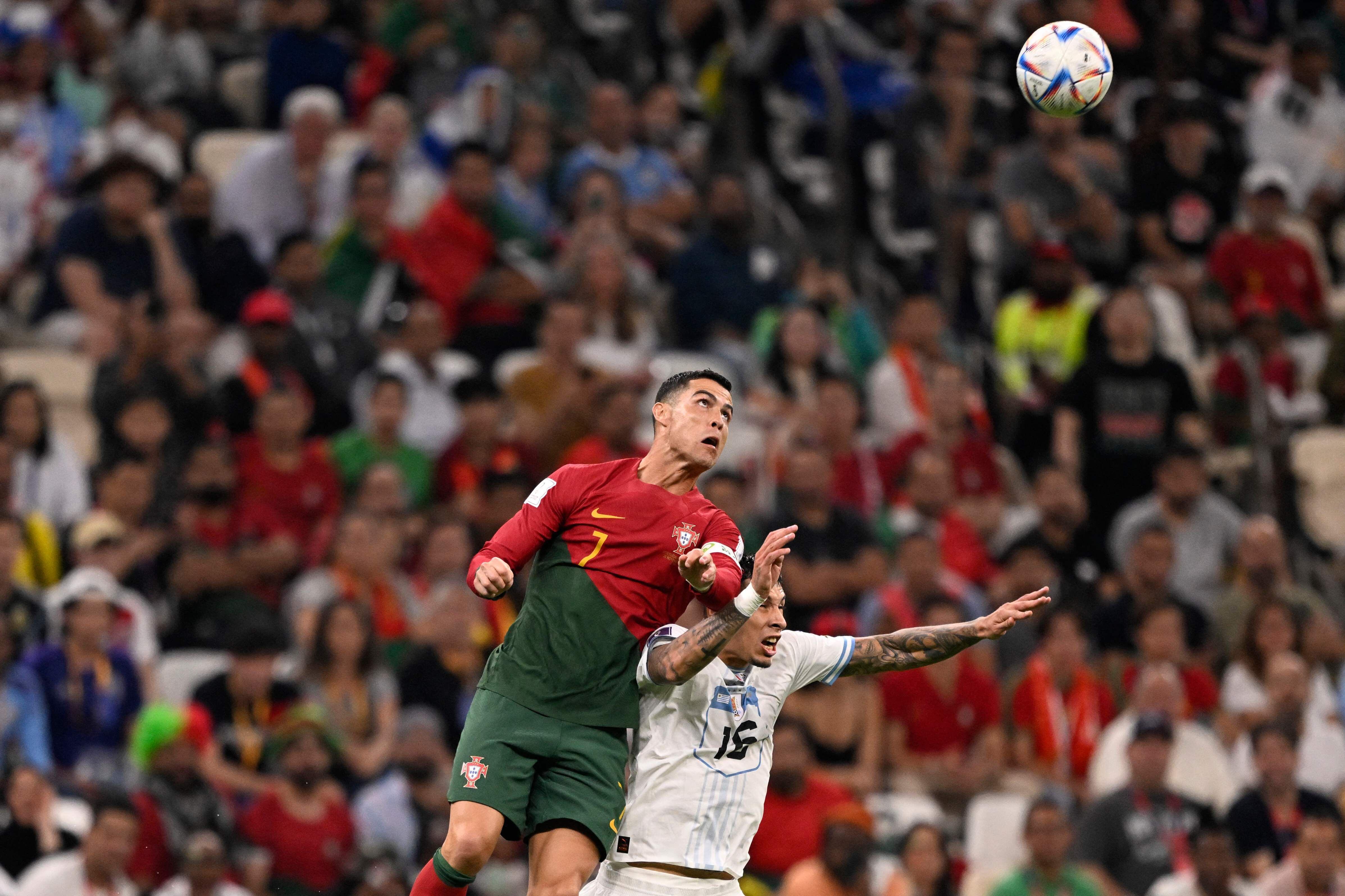 Cristiano Ronaldo pelea por el balón con Mathias Olivera.