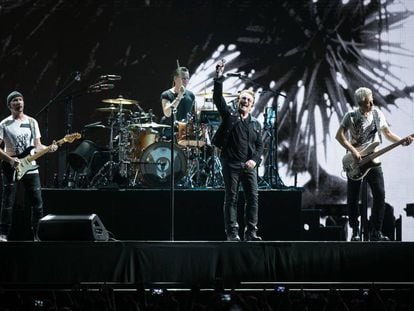 U2 durante su concierto en el Estadio Olímpico de Barcelona en julio de 2017.