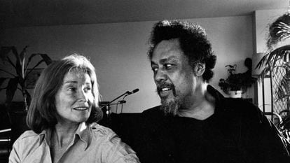 Charles Mingus y su tercera esposa, Sue Graham Mingus, a finales de los setenta.