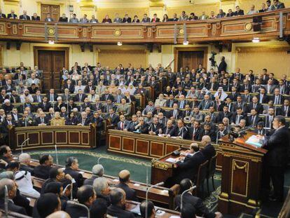 Morsi da un discurso en el Parlamento, hoy en El Cairo.