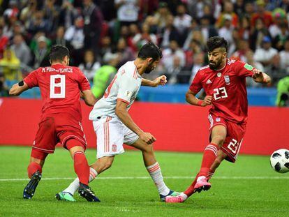 El iraní Rezaian despeja el balón, que golpea en Diego Costa y se dirige a portería.