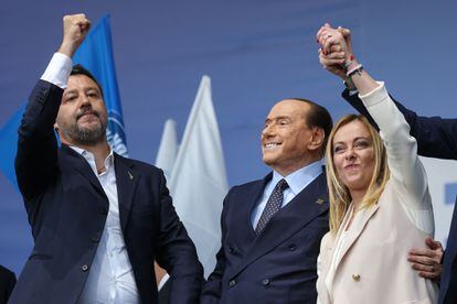 Matteo Salvini, Silvio Berlusconi y Giorgia Meloni, en el cierre de campaña para las elecciones italianas.