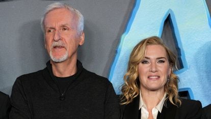 El director de cine James Cameron junto a la actriz Kate Winslet durante la presentación en Londres de la película 'Avatar: El sentido del agua', el pasado sábado 4 de diciembre de 2022.