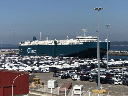 Coches de Citroën preparados para ser cargados en un ferry en el puerto de Bouzas, Vigo ( Pontevedra).
