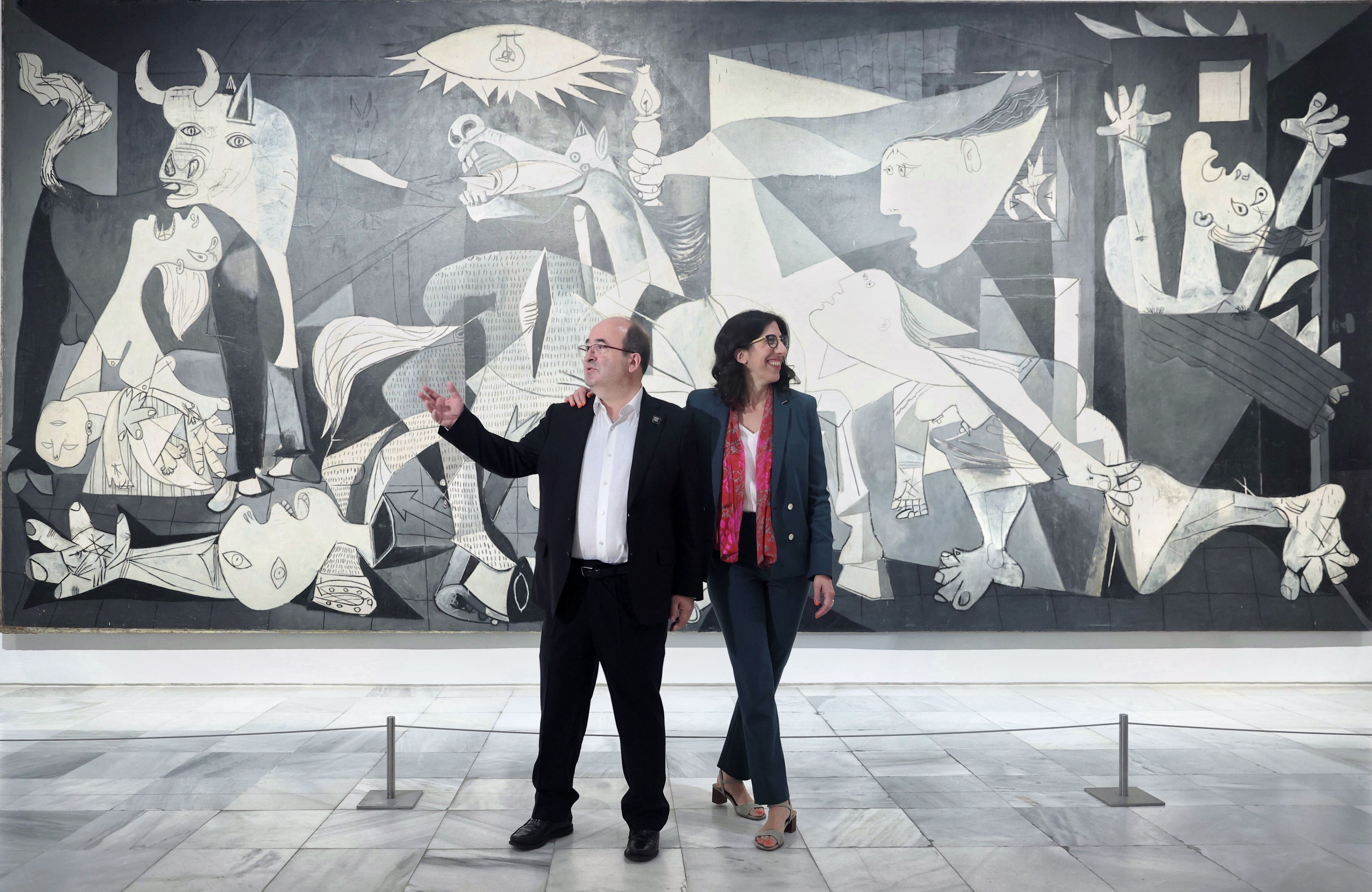 Miquel Iceta y Rima Abdul Malak, durante la presentación de los actos conmemorativos del Año Picasso, este lunes en el Museo Reina Sofía ante el 'Guernica' de Picasso.