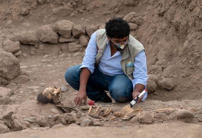 Además de la cruz, los especialistas localizaron sandalias, elementos textiles, pulseras y mantos funerarios.