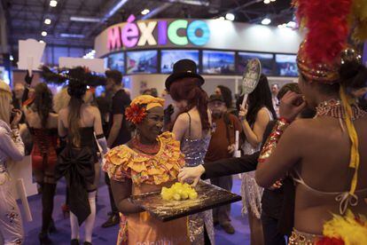 Una mujer vestida con un atuendo tradicional colombiano, este viernes en Fitur.