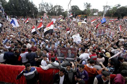 Manifestantes muestran su apoyo en Morsi a las puertas del palacio presidencial de El Cairo.