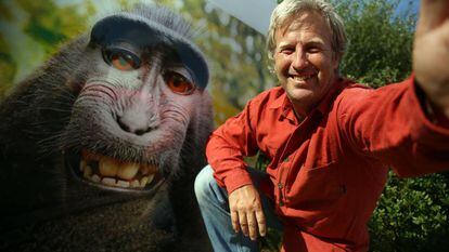 El fotógrafo David Slater junto al selfie del macaco Naruto.