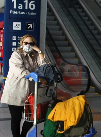 Una pasajera con mascarilla, en el aeropuerto internacional de Buenos Aires.