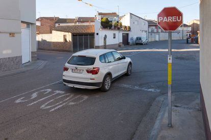 La nova senyal de Stop traduïda al català, als carrers de Torrelameu (Lleida).