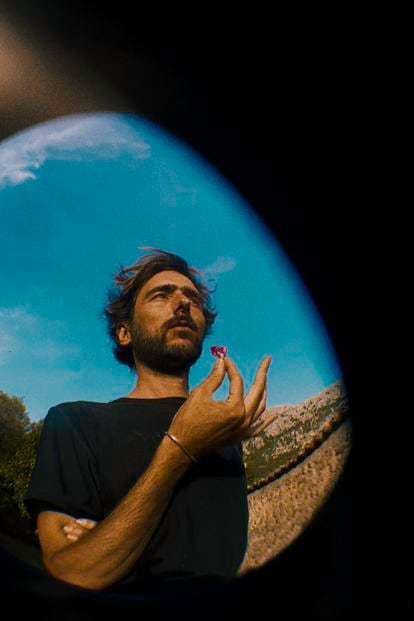 El realizador Balthazar Klarwein en Fornalutx con un lirio en la mano.