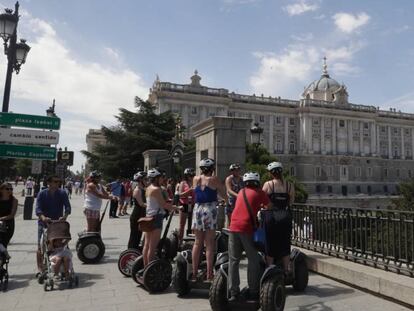 Turistas en el Puente de Segovia de Madrid, con el Palacio Real al fondo. 