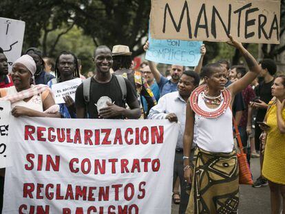 El sindicato de manteros durante la concentración de esta mañana