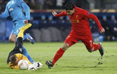 El portero del Zenit Vyacheslav Malafeev trata de agarrar el balón ante el jugador de Luis Suarez Liverpool.