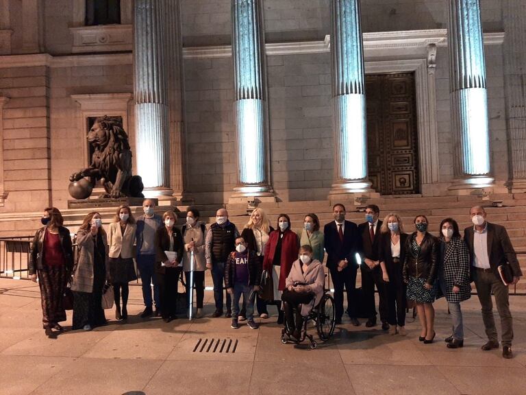 Delegación del Cermi a las puertas del Congreso de los Diputados tras la aprobación de la eliminación del Código Penal de la esterilización forzada a las personas con discapacidad el 16 de octubre pasado.