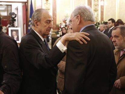 Landelino Lavilla (izquierda) y Alfonso Guerra conversan en el Congreso.