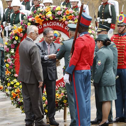 AME8686.  PUENTE DE BOYACÁ (COLOMBIA), 08/07/2023.- The President of Colombia, Gustavo Petro, presents a flower chair alluding to the National Army during the commemoration of the anniversary of the Battle of Boyacá today, in Puente de Boyacá (Colombia). .  The country remembers this August 7 the Battle of Boyacá, a decisive confrontation in the country's independence process.  EFE / Mauricio Dueñas Castañeda