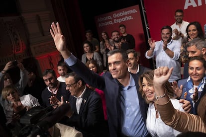 El presidente del gobierno en funciones, Pedro Sánchez, junto a Susana Díaz, durante un acto del partido en Huelva.
 