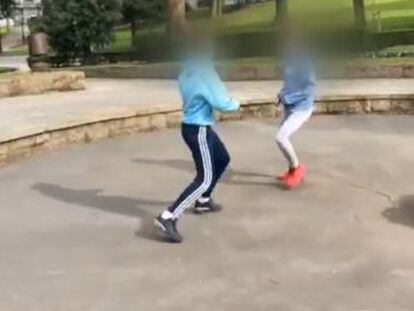 Un vídeo muestra la pelea entre ambos adolescentes en el interior del parque de San Francisco. La policía aclara que fue  una acción premeditada 