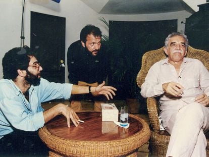 De izquierda a derecha, el periodista Mauricio Vicent, el documentalista Jon Intxaustegi y Gabriel García Márquez, durante la entrevista en La Habana en 1994.