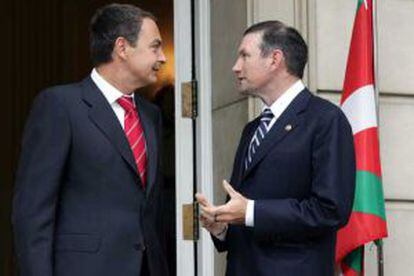 José Luis Rodríguez Zapatero y Juan José Ibarretxe, en el palacio de la Moncloa, en septiembre de 2005.
