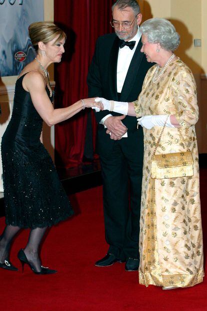 Tuvo un breve papel en Muere otro día, una de entrega de la saga Bond. Se estrenó en 2002 y allí acudió la reina Isabel, que la saludó. De reina a reina.