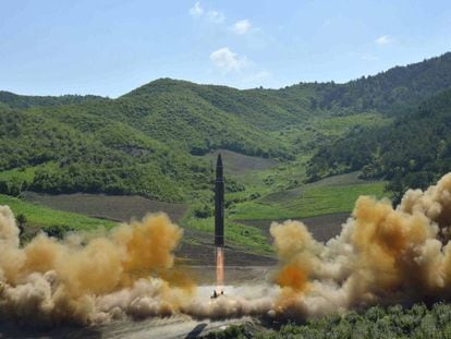 Foto distribuida el 4 de julio por el Gobierno de Corea del Norte muestra lo que supuestamente es un misil intercontinental