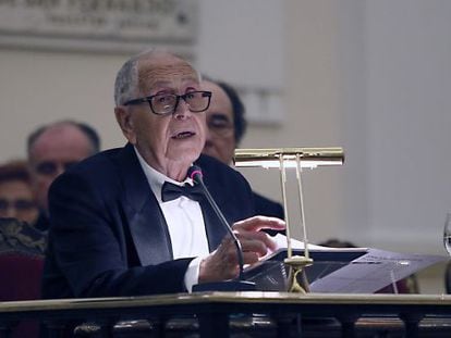 Chirino lee su discurso de ingreso en la Academia de Bellas Artes.