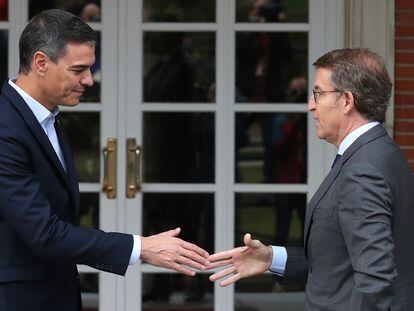 Encuentro entre el presidente del Gobierno, Pedro Sánchez, y el del Partido Popular, Alberto Núñez Feijóo, el pasado 10 de octubre en La Moncloa.