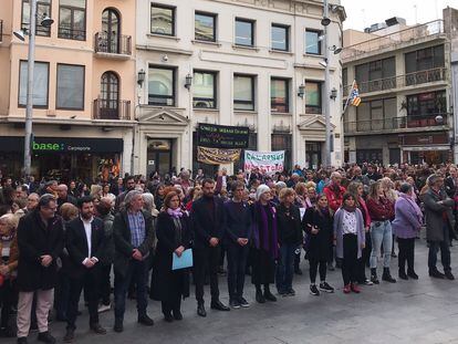 Concentración en el Ayuntamiento de Badalona contra la violación a una niña de 11 años, el pasado enero.