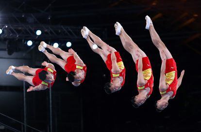Fotografía de exposición múltiple del gimnasta chino Dong Dong durante la fase clasificatoria de la modalidad de trampolín.