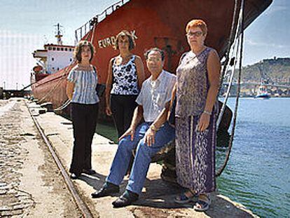 De izquierda a derecha, Isabel y Ana Moya, Nemesio Matamoros y Mayte Fortanete, en el puerto de Barcelona.