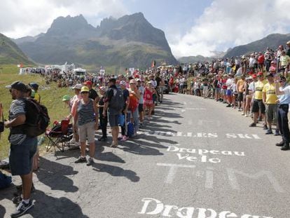 El público aguarda la llegada de los ciclistas en la cima del Glandon