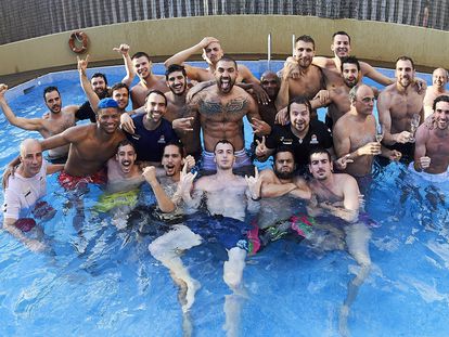 Los jugadores y técnicos del San Pablo Burgos celebran el pase a semifinales bañándose en la piscina de su hotel