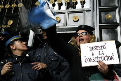 Un grupo de ahorradores protesta contra el dictamen de la Corte Suprema frente al Placio de Justica de Buenos Aires.