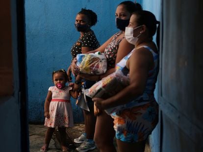 Vecinas de una favela de Río de Janeiro, tras recibir donaciones en una escuela de samba este jueves.