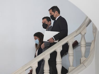 El presidente de la Junta de Andalucía, Juan Manuel Moreno Bonilla (en el centro), acompañado por los diputados del PP José Antonio Nieto, y Loles López, antes de la sesión de control al Gobierno este lunes en el Parlamento andaluz.