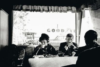 Uno de los momentos de relax más naturales de la pareja Jackie-Jack en la pre-campaña de finales de 1959. La imagen está tomada en un diner de Pendleton (Oregón), cuando el matrimonio aún podía viajar disfrutando de cierto anonimato.